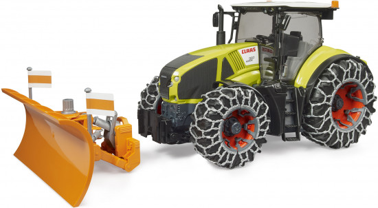Трактор «Claas Axion 950» с цепями противоскольжения и снегоуборочным ковшом