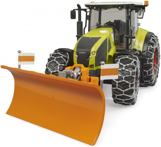 Трактор «Claas Axion 950» с цепями противоскольжения и снегоуборочным ковшом