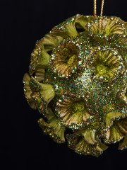 Ёлочная игрушка «Шар с цветами и глиттером» - Фото 2