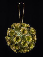 Ёлочная игрушка «Шар с цветами и глиттером» - Фото 3