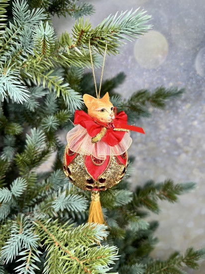 Ёлочная игрушка «Кот на шаре с кисточкой»