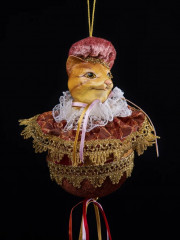 Ёлочная игрушка «Кот в шапочке на шаре с лентами» - Фото 2