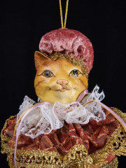 Ёлочная игрушка «Кот в шапочке на шаре с лентами» - Фото 3