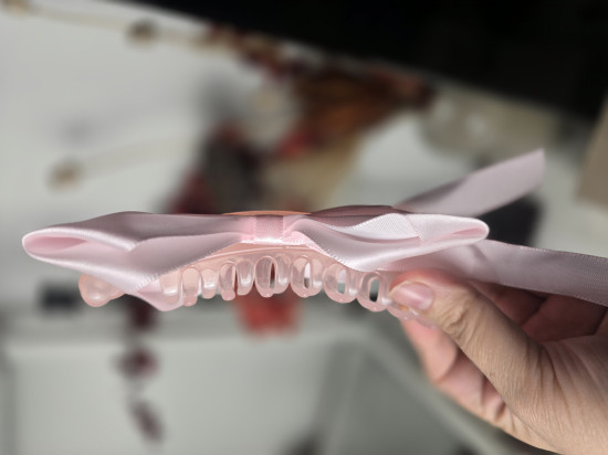 Заколка-банан с бантом для волос