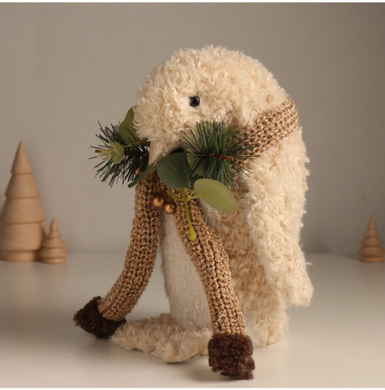 Фигурка «Кудрявый пингвин в шарфике с еловыми веточками»