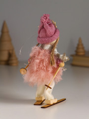 Кукла интерьерная текстильная «Малышка в розовом на лыжах» - Фото 1