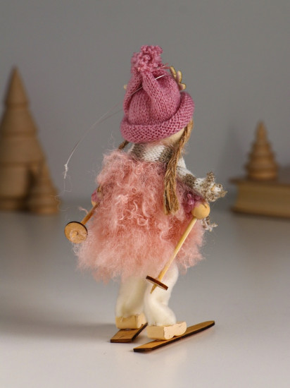 Кукла интерьерная текстильная «Малышка в розовом на лыжах»