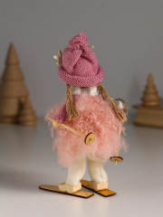 Кукла интерьерная текстильная «Малышка в розовом на лыжах» - Фото 2
