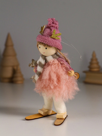 Кукла интерьерная текстильная «Малышка в розовом на лыжах»