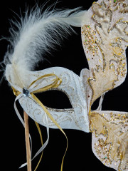 Маска с крылом бабочки на ножке - Фото 1