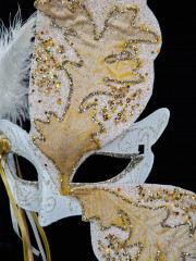 Маска с крылом бабочки на ножке - Фото 2