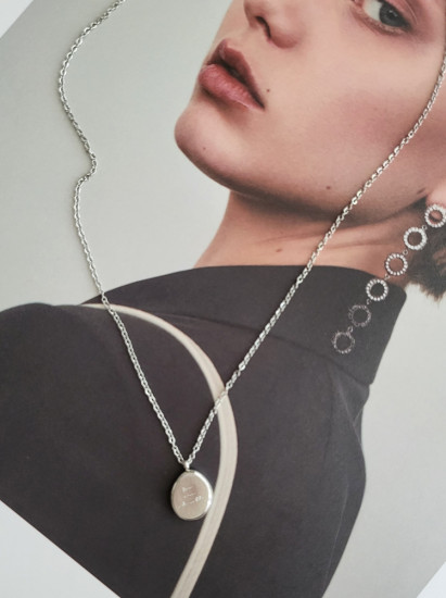 Колье с круглой подвеской