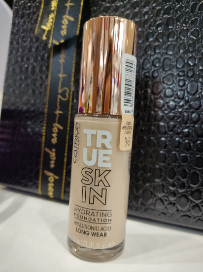 Крем тональный «True Skin Hydrating Foundation», оттенок 002 Neutral Ivory