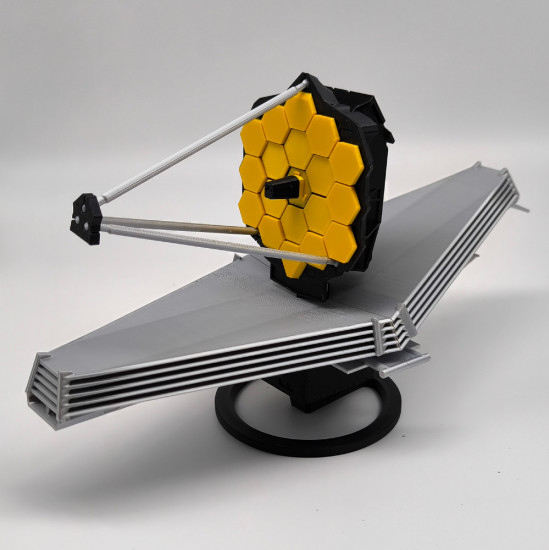 Сборная модель космического телескопа James Webb