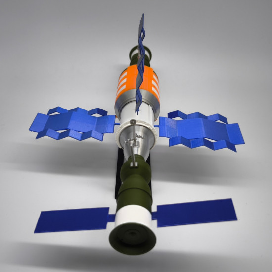 Сборная модель космической станции «Салют-7»