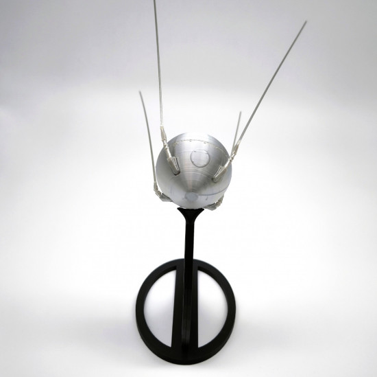 Сборная модель первого космического спутника «Спутник-1»