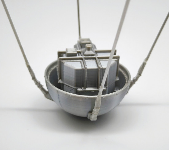 Сборная модель первого космического спутника «Спутник-1»