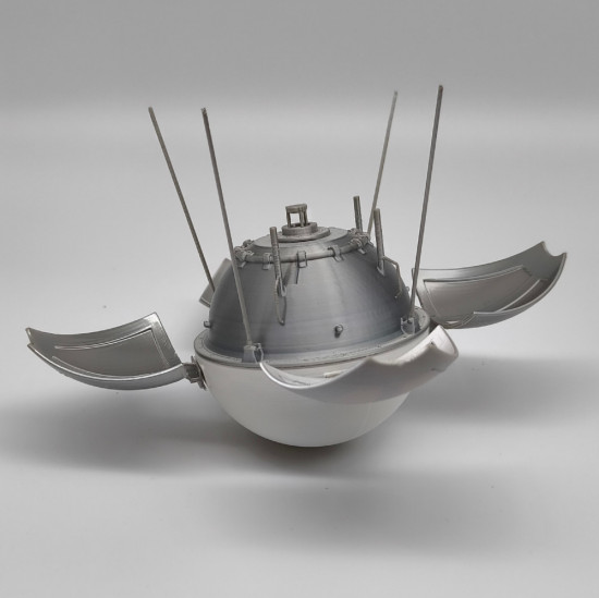 Сборная модель космической станции «Луна-9»