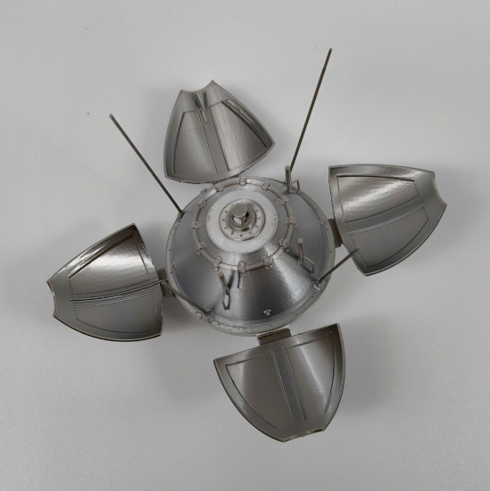 Сборная модель космической станции «Луна-9»