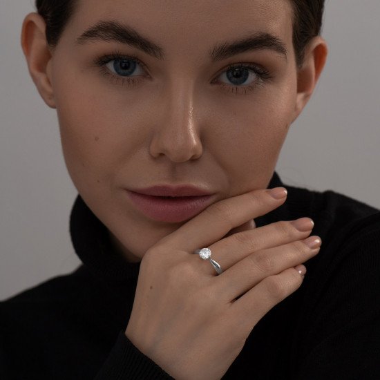 Кольцо из серебра с фианитом