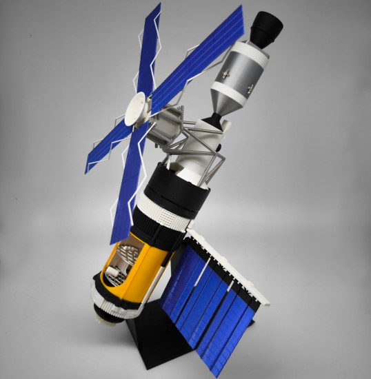 Сборная модель космической станции «Skylab»