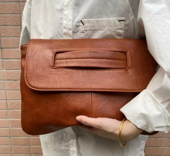 Клатч-конверт на запястье