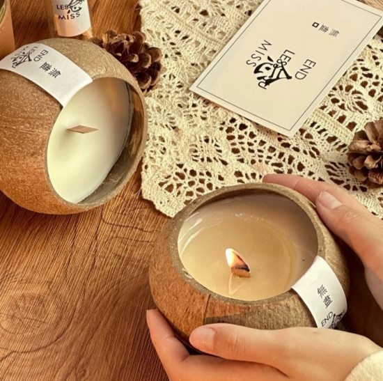 Ароматическая свеча в кокосе