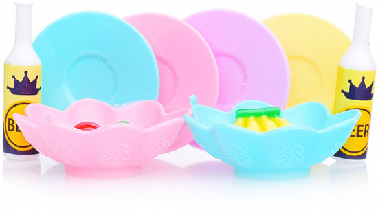 Кукла с посудкой