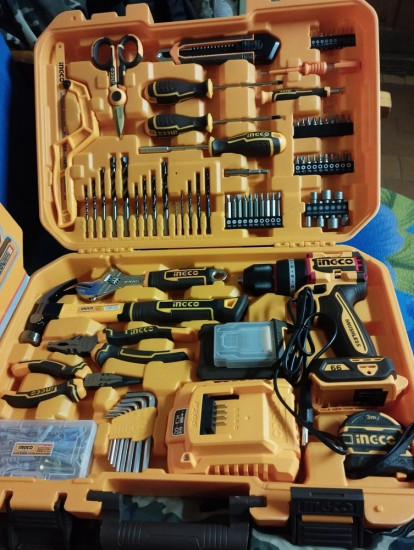 Набор аккумуляторного шуруповерта и ручного инструмента