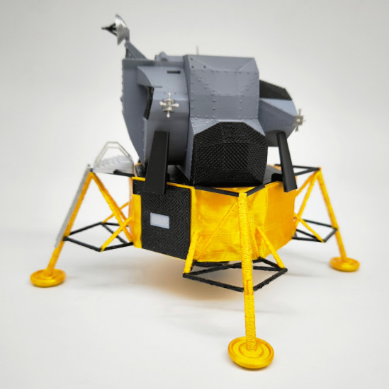 Apollo Lunar Module. Сборная модель космического корабля Аполлон