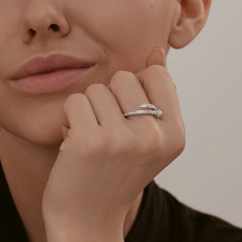 Кольцо из серебра с фианитами