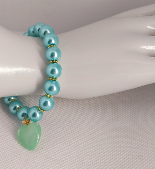 Браслет из акриловых бусин с подвеской в форме сердца