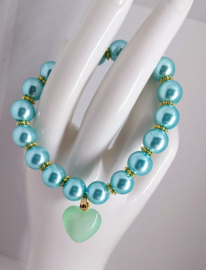 Браслет из акриловых бусин с подвеской в форме сердца