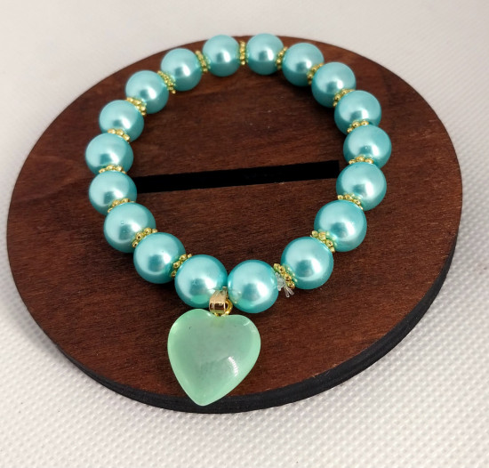 Браслет из акриловых бусин с подвеской в форме сердца