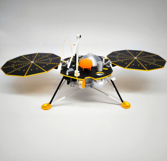 Сборная модель космического аппарата «InSight»