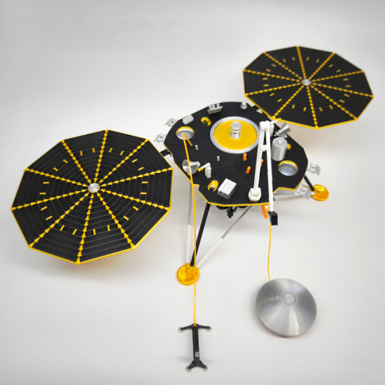 Сборная модель космического аппарата «InSight»