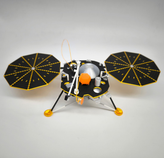 Сборная модель космического аппарата «InSight»
