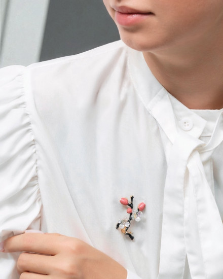 Брошь «Веточка с цветками сакуры»