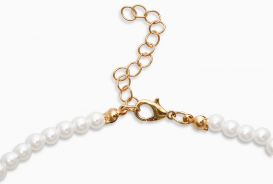 Кулон на жемчужной нитке «Вишня»