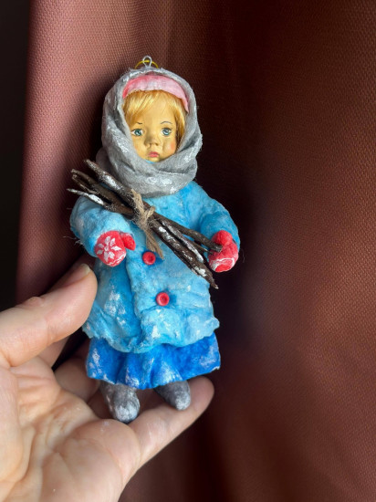 Ёлочная ватная игрушка «Девочка с вязанкой дров»