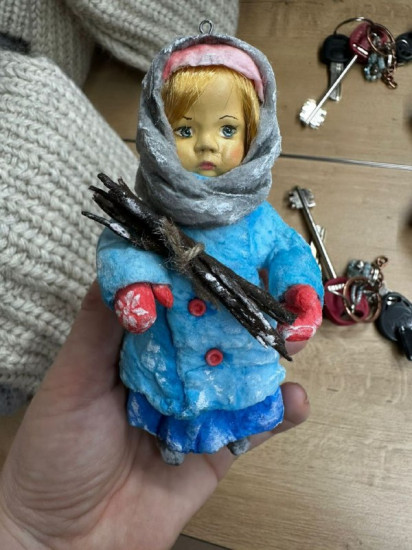 Ёлочная ватная игрушка «Девочка с вязанкой дров»