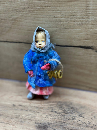 Ёлочная ватная игрушка «Девочка с баранками»