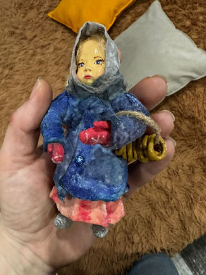 Ёлочная ватная игрушка «Девочка с баранками»