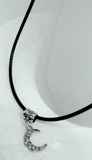 Ожерелье на черном шнурке