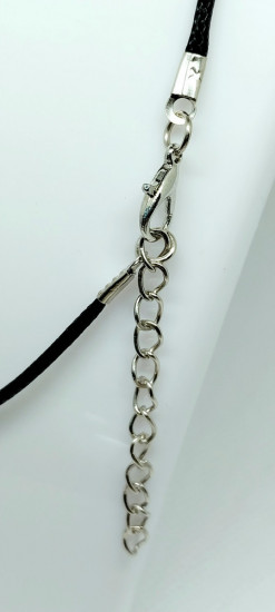 Ожерелье на черном шнурке