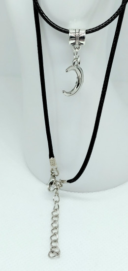 Ожерелье на черном шнурке