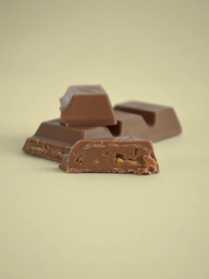 Молочный шоколад с ореховой начинкой и дробленым фундуком