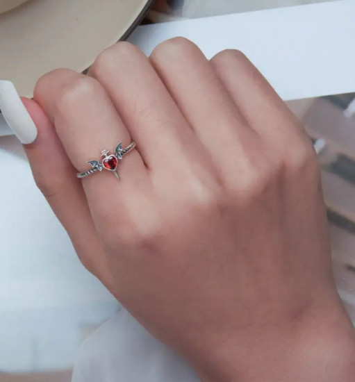 Кольцо с фианитом «Летучая мышь»