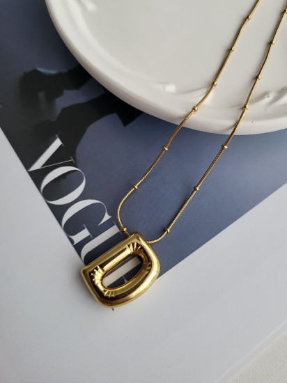 Колье с подвеской-буквой «D»