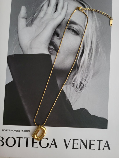 Колье с подвеской-буквой «D»